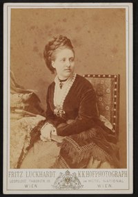 Portrait von Anna von Hofmannsthal als junge Frau im Sitzen