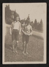 Raimund und Franz von Hofmannsthal, in Lederhosen auf einer Wiese