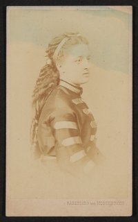 Portrait einer jungen Frau mit langen Haaren, wahrscheinlich Hofmannsthals Mutter Anna von Hofmannsthal