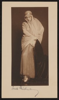 Helene Thimig als "Iphigenie" im orientalischen Gewand mit Kopftuch, signiert von Trude Fleischmann