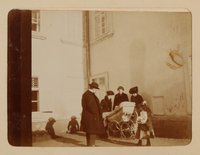 Drei Damen, ein Herr und ein kleines Mädchen stehen um einen Kinderwagen herum, in dem wahrscheinlich Christiane von Hofmannsthal als Baby liegt