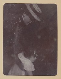 Dame mit Strohhut und gepunktetem Kleid mit Christiane von Hofmannsthal als Baby