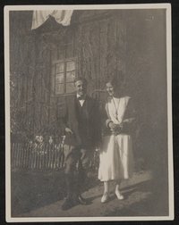 Hofmannsthal und seine Tochter Christiane im Garten stehend
