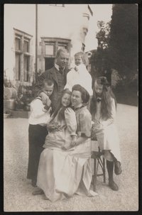 Eberhard und Dora von Bodenhausen mit ihren vier Kindern im Garten vor ihrer Villa in Neubeuern