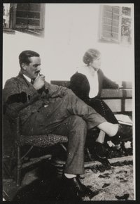 Carl Jacob Burckhardt mit Ottonie Gräfin Degenfeld in Aussee vor dem Haus Obertressen 6
