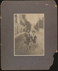 Christiane (links) und Franz von Hofmannsthal als Kinder auf der Straße vor dem Rodauner Haus, Passanten im Hintergrund