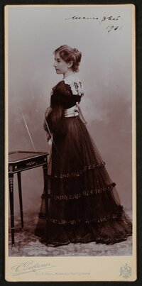 Gerty von Hofmannsthal im Profil stehend im dunklen Kleid, von Hofmannsthal beschriftet