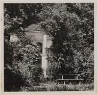 Garten von Hofmannsthals Rodauner Haus, Gartenhäuschen (Salettl) mit Bäumen und Sträuchern
