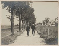 Hofmannsthal und Strauss beim Spaziergang auf einem Feldweg mit Alleebäumen