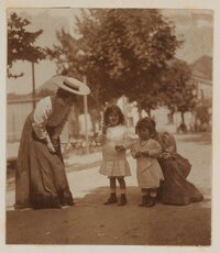 Christiane und Gerty von Hofmannsthal sowie ein anderes Kind mit Mutter (verdeckt), auf der Straße