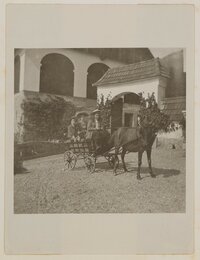 Die Schwestern Fanny und Marie zu Hohenlohe-Waldenburg-Schillingsfürst mit Kurt von Pantz, in Pferdekutsche, Steinach 1910