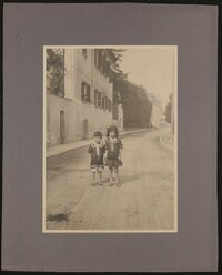 Christiane (rechts) und Franz von Hofmannsthal als Kinder auf der Straße vor dem Rodauner Haus