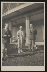 Franz Werfel, Alma Mahler-Werfel und Hofmannsthal vor Werfels Haus